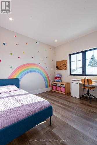 18 Mcnab Street, Strathroy-Caradoc (Se), ON - Indoor Photo Showing Bedroom