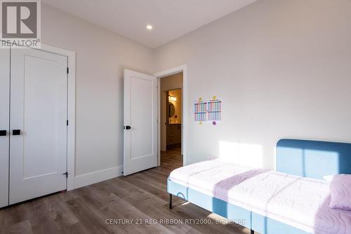 18 Mcnab Street, Strathroy-Caradoc (Se), ON - Indoor Photo Showing Bedroom