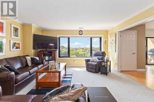602 - 19 King Street, London East (East K), ON - Indoor Photo Showing Living Room
