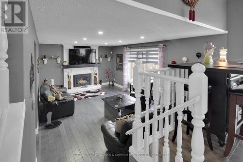 59 Golfview Crescent, London South (South Q), ON - Indoor With Fireplace
