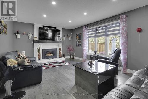 59 Golfview Crescent, London South (South Q), ON - Indoor Photo Showing Living Room With Fireplace