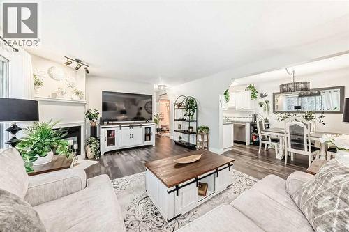 314, 5326 47 Avenue, Red Deer, AB - Indoor Photo Showing Living Room