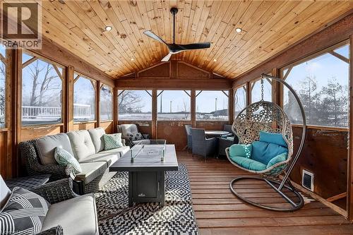 6140 Sixteen Road, West Lincoln, ON - Indoor Photo Showing Living Room