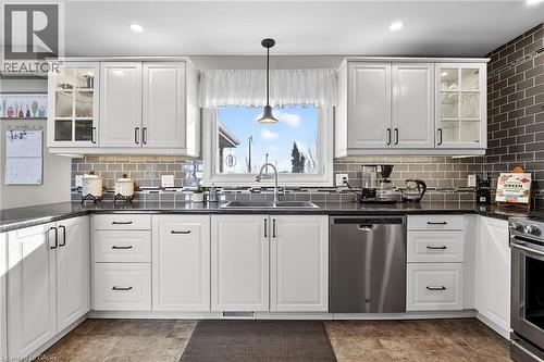 6140 Sixteen Road, West Lincoln, ON - Indoor Photo Showing Kitchen With Stainless Steel Kitchen With Double Sink With Upgraded Kitchen