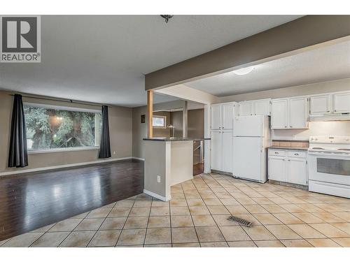 758 Josselyn Court, Kelowna, BC - Indoor Photo Showing Kitchen