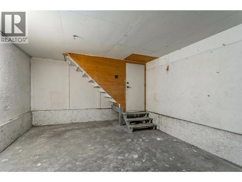 758 Josselyn Court, Kelowna, BC - Indoor Photo Showing Garage