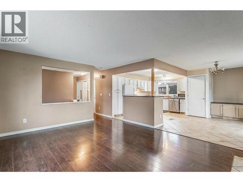 758 Josselyn Court, Kelowna, BC - Indoor Photo Showing Living Room