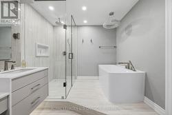 Primary Ensuite w Soaker Tub - 