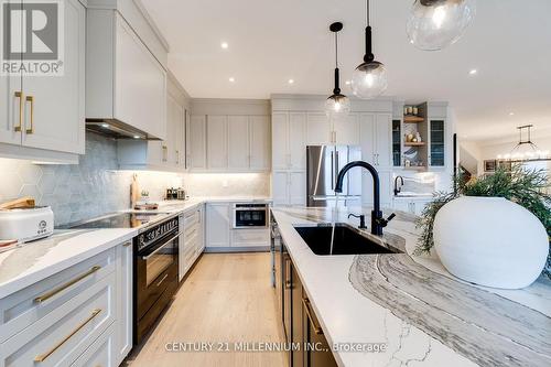 1956 Don White Court, Oshawa, ON - Indoor Photo Showing Kitchen With Upgraded Kitchen