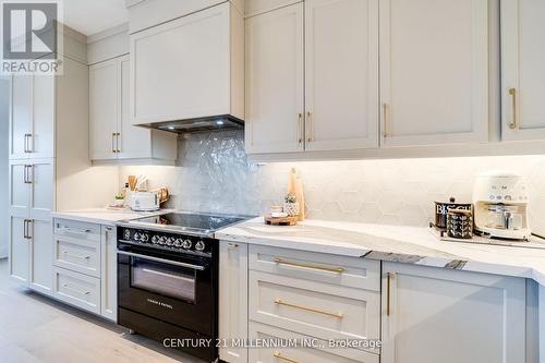 1956 Don White Court, Oshawa, ON - Indoor Photo Showing Kitchen With Upgraded Kitchen
