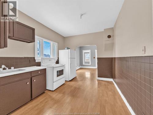 944 Maisonville, Windsor, ON - Indoor Photo Showing Kitchen