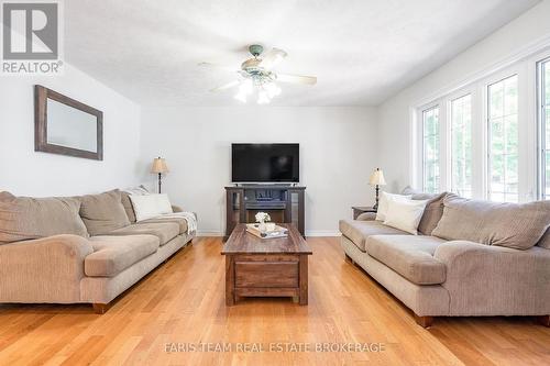 21 Maryjane Road, Tiny, ON - Indoor Photo Showing Living Room