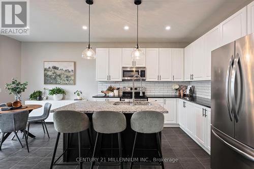 521 Brett Street, Shelburne, ON - Indoor Photo Showing Kitchen With Upgraded Kitchen