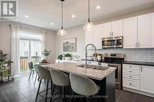 521 Brett Street, Shelburne, ON - Indoor Photo Showing Kitchen With Double Sink With Upgraded Kitchen