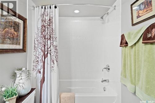 1501 320 5Th Avenue N, Saskatoon, SK - Indoor Photo Showing Bathroom