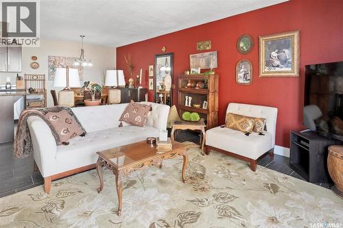 1501 320 5Th Avenue N, Saskatoon, SK - Indoor Photo Showing Living Room