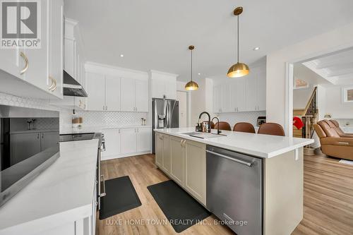 136 Harpin Way E, Centre Wellington, ON - Indoor Photo Showing Kitchen With Upgraded Kitchen
