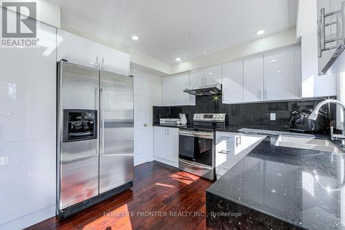 3391 Bruzan Crescent, Mississauga, ON - Indoor Photo Showing Kitchen With Upgraded Kitchen