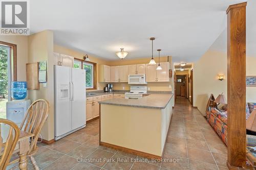 Unit #8 - 1111 Buckeye Road, Muskoka Lakes (Medora), ON - Indoor Photo Showing Kitchen