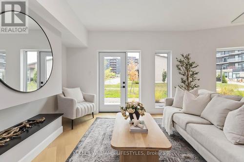A110 - 2062 Lumen Drive, London South (South A), ON - Indoor Photo Showing Living Room