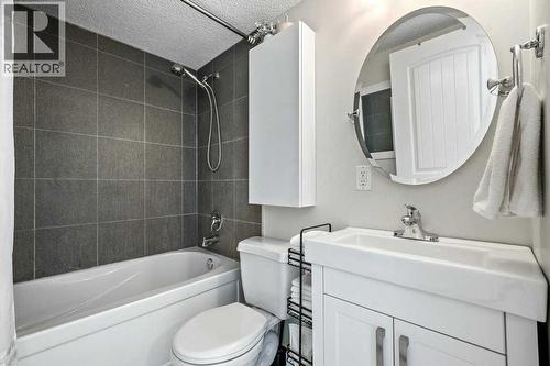 101, 312 15 Avenue Ne, Calgary, AB - Indoor Photo Showing Bathroom
