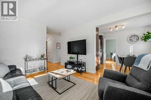 101, 312 15 Avenue Ne, Calgary, AB - Indoor Photo Showing Living Room