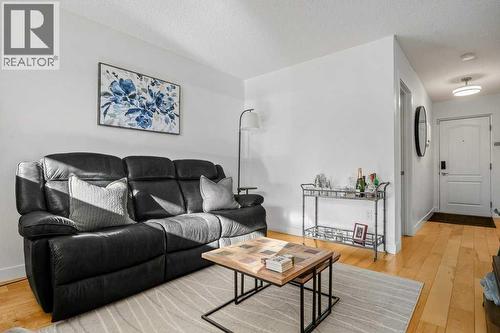 101, 312 15 Avenue Ne, Calgary, AB - Indoor Photo Showing Living Room
