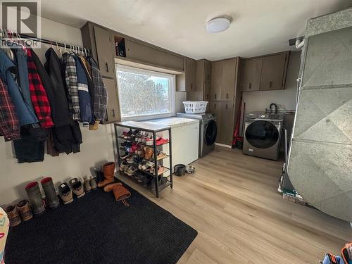 905 91 Avenue, Dawson Creek, BC - Indoor Photo Showing Laundry Room