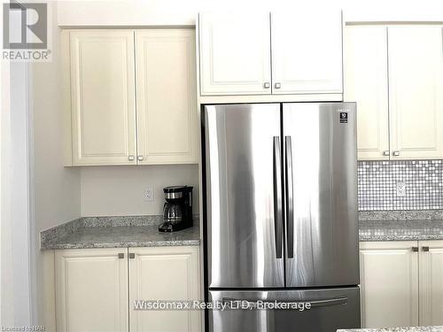 8667 Chickory Trail, Niagara Falls (Brown), ON - Indoor Photo Showing Kitchen