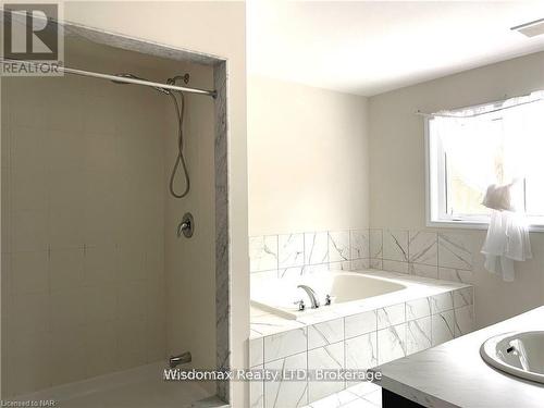 8667 Chickory Trail, Niagara Falls (Brown), ON - Indoor Photo Showing Bathroom
