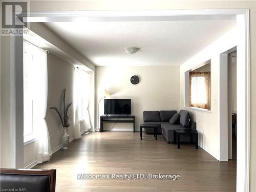 8667 Chickory Trail, Niagara Falls (Brown), ON - Indoor Photo Showing Living Room