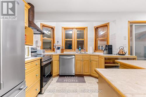 32 Howe Island Ferry Road, Kingston, ON - Indoor Photo Showing Kitchen
