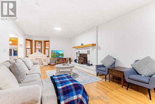 32 Howe Island Ferry Road, Kingston, ON - Indoor Photo Showing Living Room With Fireplace