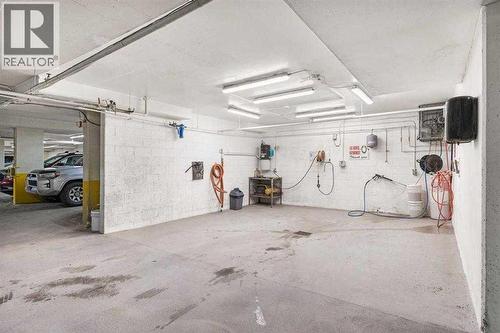 Carwash bay to keep your car sparkling - 306, 660 Eau Claire Avenue Sw, Calgary, AB - Indoor Photo Showing Garage