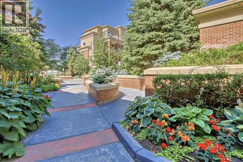Beautiful courtyard pathway - 306, 660 Eau Claire Avenue Sw, Calgary, AB - Outdoor