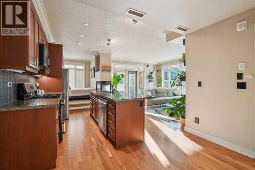 Open concept studio apartment - 306, 660 Eau Claire Avenue Sw, Calgary, AB - Indoor Photo Showing Kitchen