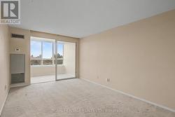 Living room walks out to sunny solarium - 