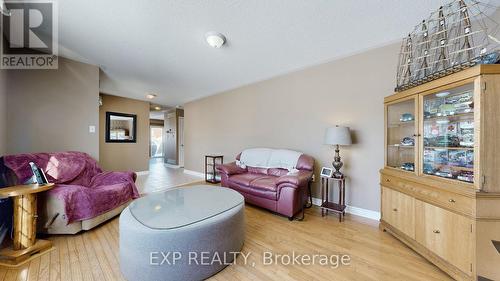 33 Wrendale Crescent, Georgina, ON - Indoor Photo Showing Living Room
