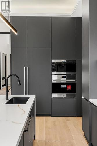 281 Kerrybrook Drive, Richmond Hill, ON - Indoor Photo Showing Kitchen With Upgraded Kitchen