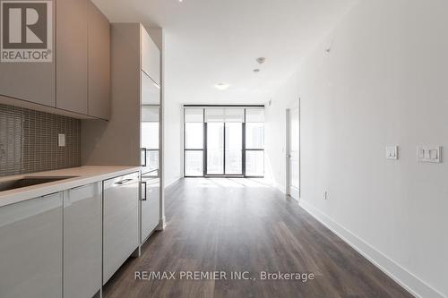 3606 - 2916 Highway 7, Vaughan, ON - Indoor Photo Showing Kitchen