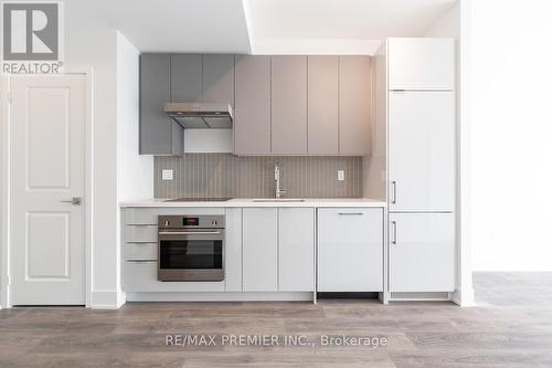 3606 - 2916 Highway 7, Vaughan, ON - Indoor Photo Showing Kitchen