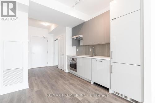 3606 - 2916 Highway 7, Vaughan, ON - Indoor Photo Showing Kitchen