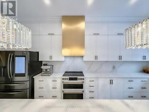 150 Cannes Avenue, Vaughan, ON - Indoor Photo Showing Kitchen With Upgraded Kitchen