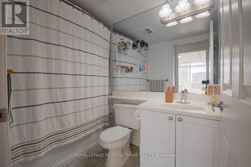 927 - 3888 Duke Of York Boulevard, Mississauga, ON - Indoor Photo Showing Bathroom