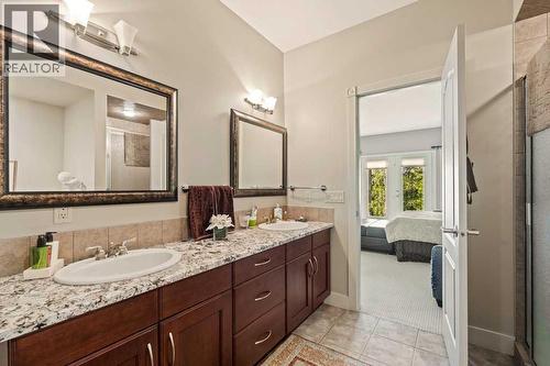 2421 Erlton Street Sw, Calgary, AB - Indoor Photo Showing Bathroom