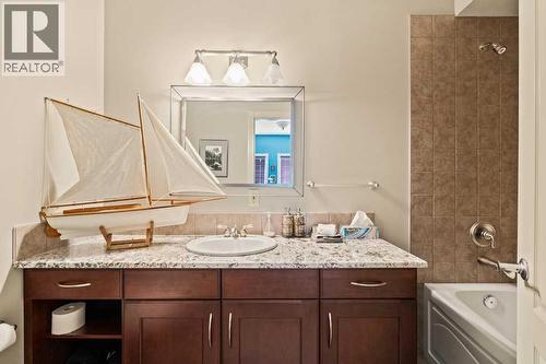 2421 Erlton Street Sw, Calgary, AB - Indoor Photo Showing Bathroom