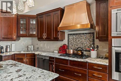 2421 Erlton Street Sw, Calgary, AB - Indoor Photo Showing Kitchen With Upgraded Kitchen