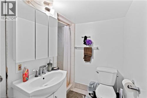 33 Cline Avenue N, Hamilton, ON - Indoor Photo Showing Bathroom