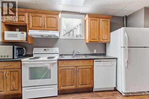 5105 21 Street Close, Lloydminster, AB - Indoor Photo Showing Kitchen With Double Sink