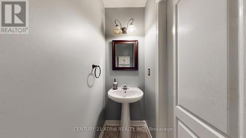 881 Knotty Pine Grove, Mississauga, ON - Indoor Photo Showing Bathroom